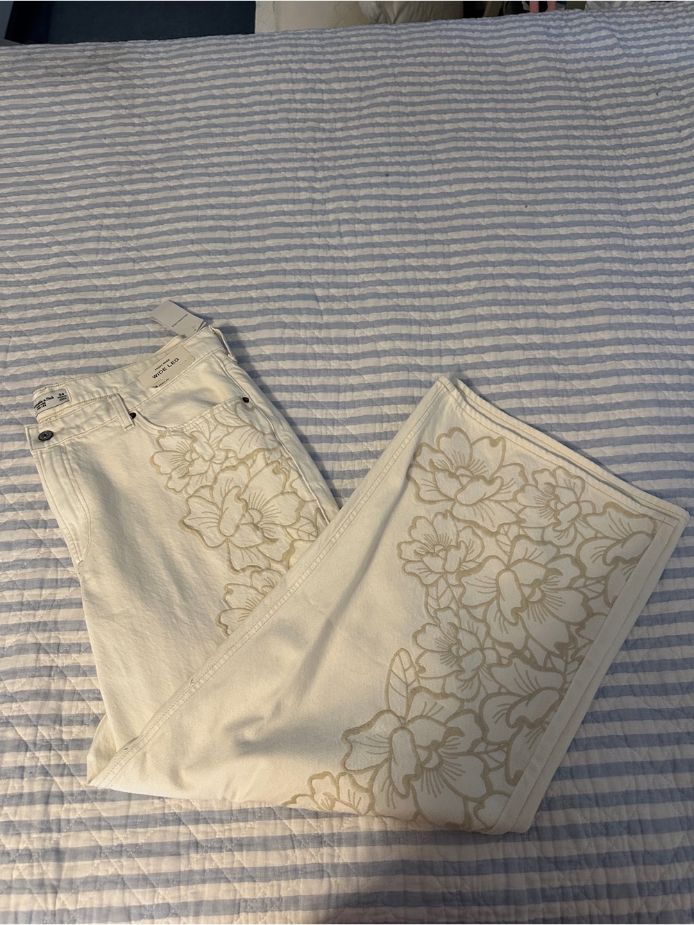Abercrombie & Fitch White Jeans with Beige Floral Embroidery